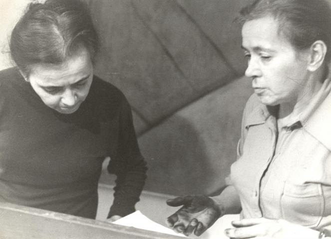 Jitka a Květa při tisku ve svém ateliéru, nedatováno, archiv sester Válových