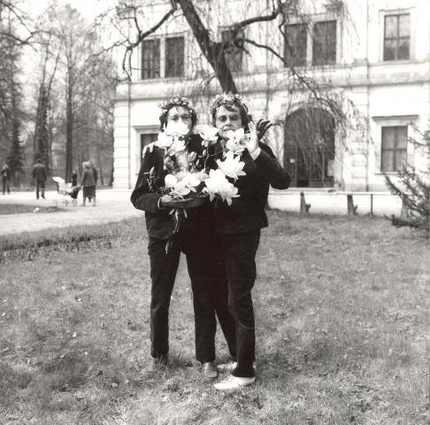 Květa a Jitka při zahájení své výstavy v Ostrově nad Ohří, 1983, archiv sester Válových