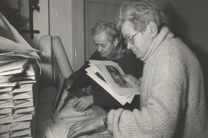 Jitka a Květa ve svém ateliéru, 90. léta, foto: Jiří Hanke, repro archiv sester Válových