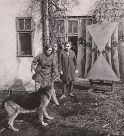 Jitka a Květa Válovy s Goyou na zahradě jejich domu, foto: Zdeněk Komárek, archiv sester válových